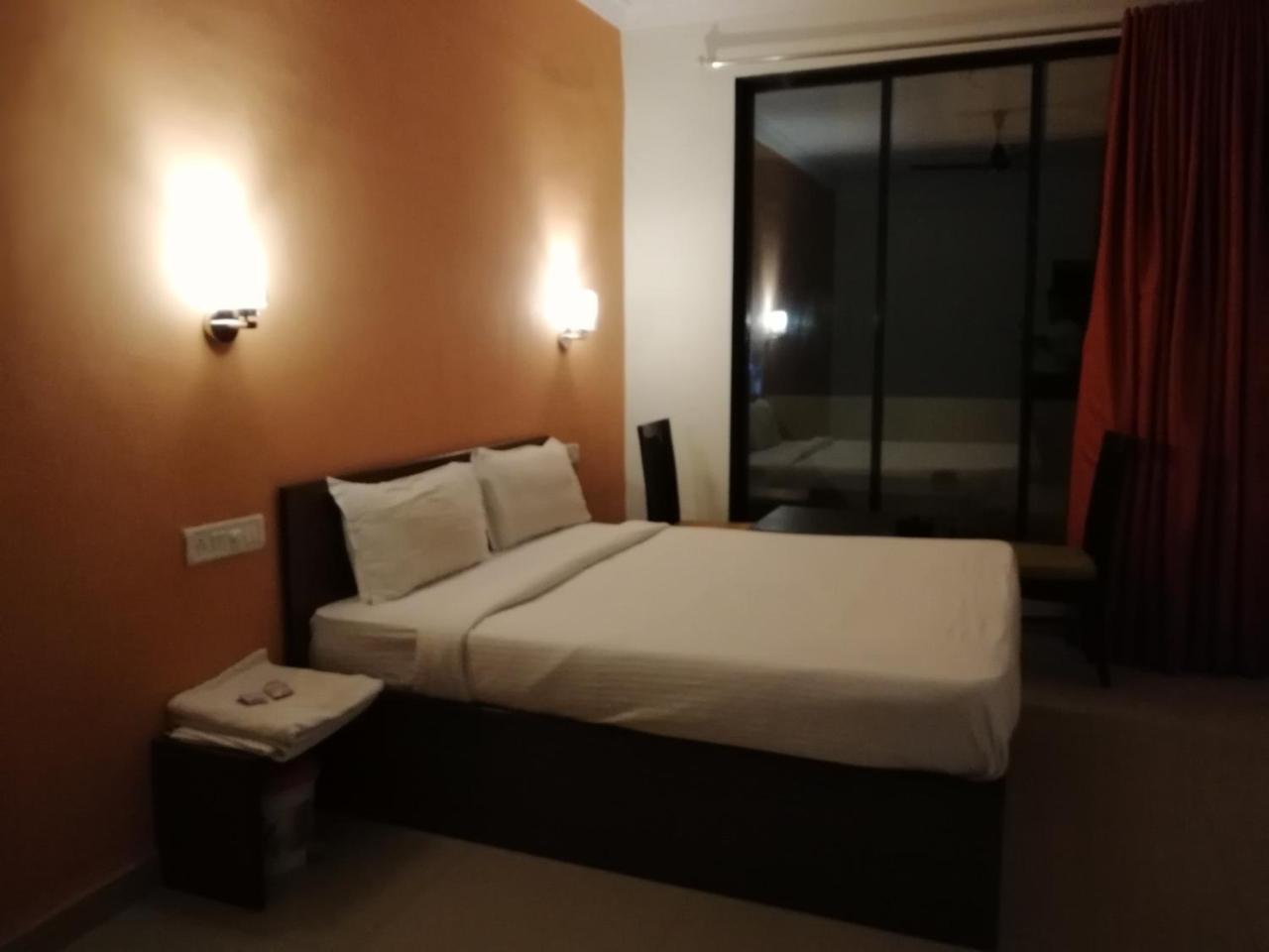Elite Inn Лонавала Экстерьер фото