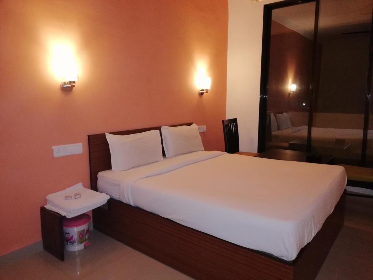 Elite Inn Лонавала Экстерьер фото