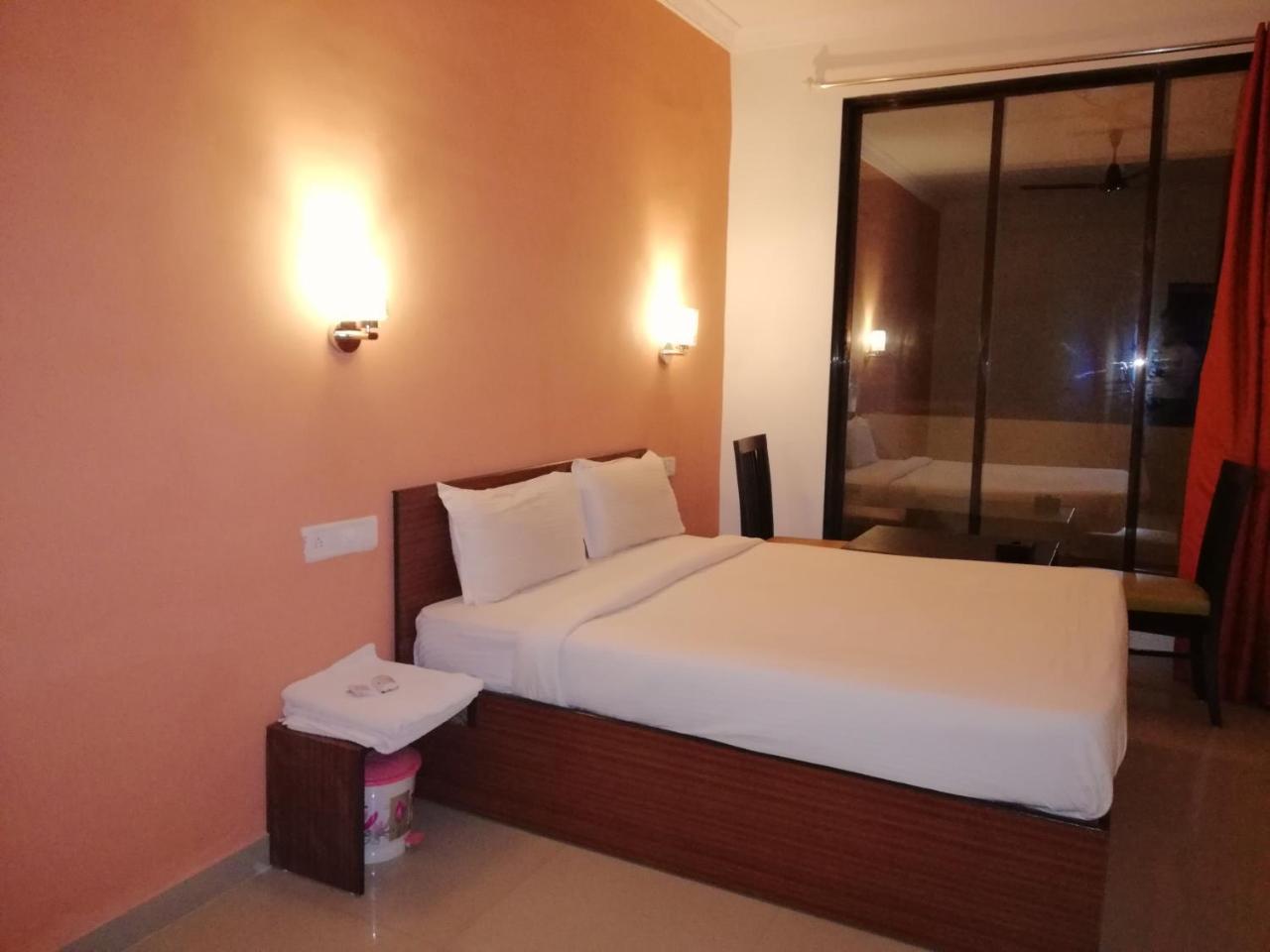 Elite Inn Лонавала Экстерьер фото