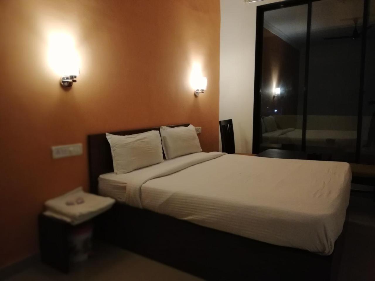 Elite Inn Лонавала Экстерьер фото