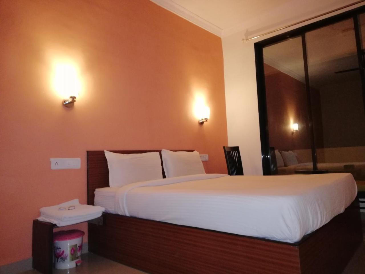 Elite Inn Лонавала Экстерьер фото